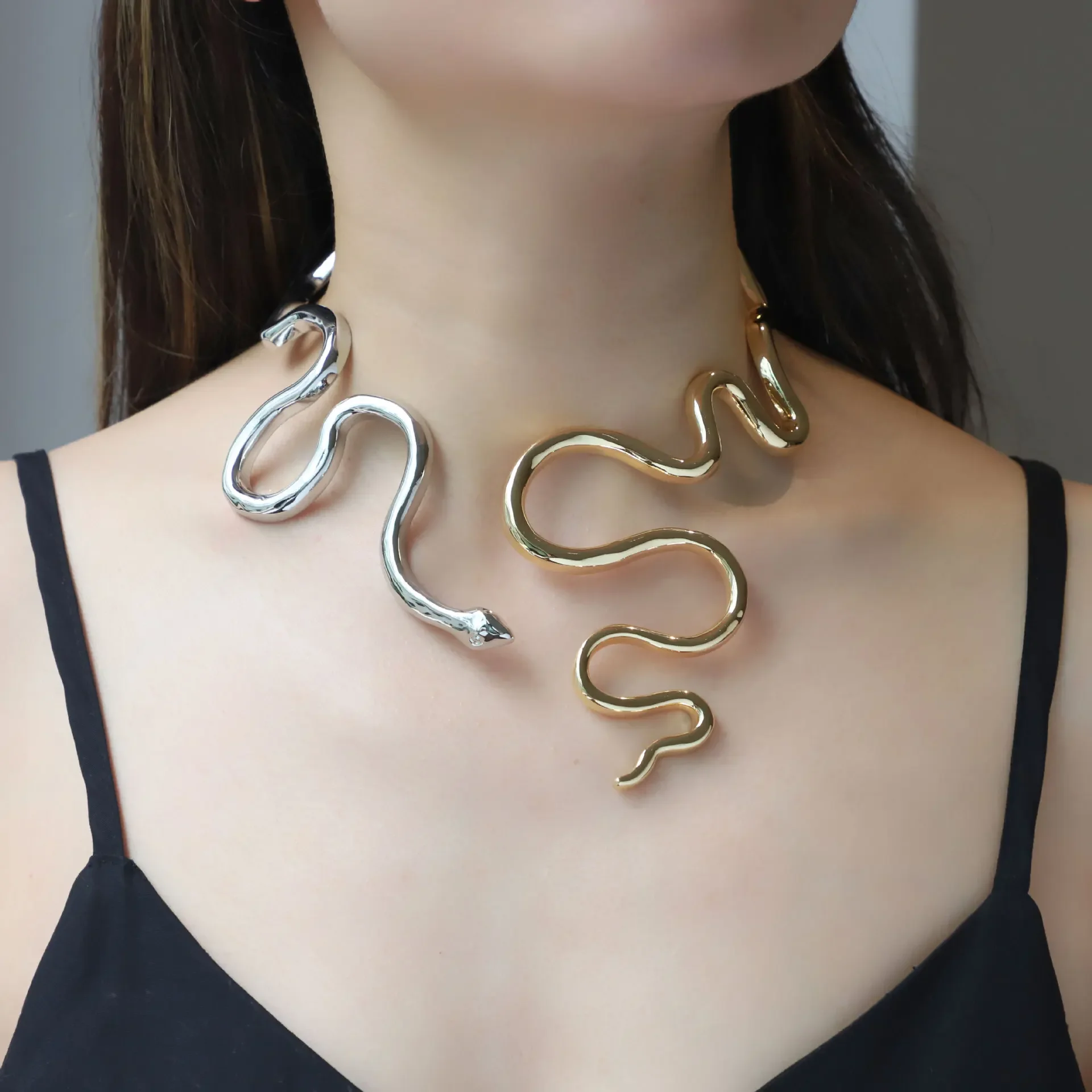 The new minimalist smooth two-tone wavy line metallic geometric collar uniquely designed for women fashion accessories