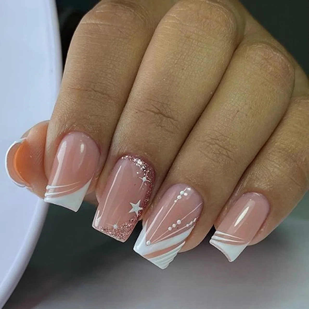 24 pçs cabeça quadrada de comprimento médio unhas falsas francesas imprensa em flor pó brilhante cobertura completa ponta do prego linha simples wearable unhas falsas