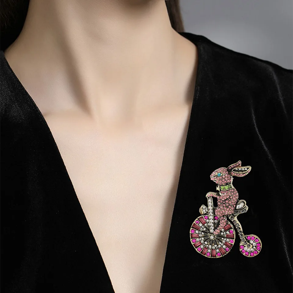 Trendy Rijfiets Konijn Broches Voor Vrouwen Stralend Strass Mooie Cartoon Bunny Huisdieren Dierenfeest Kantoor Broche Pin Geschenken