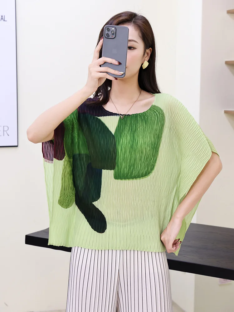 Miyake 2025 verão nova onda borda fenda de manga curta camiseta feminina manga morcego em torno do pescoço solto topo de manga curta