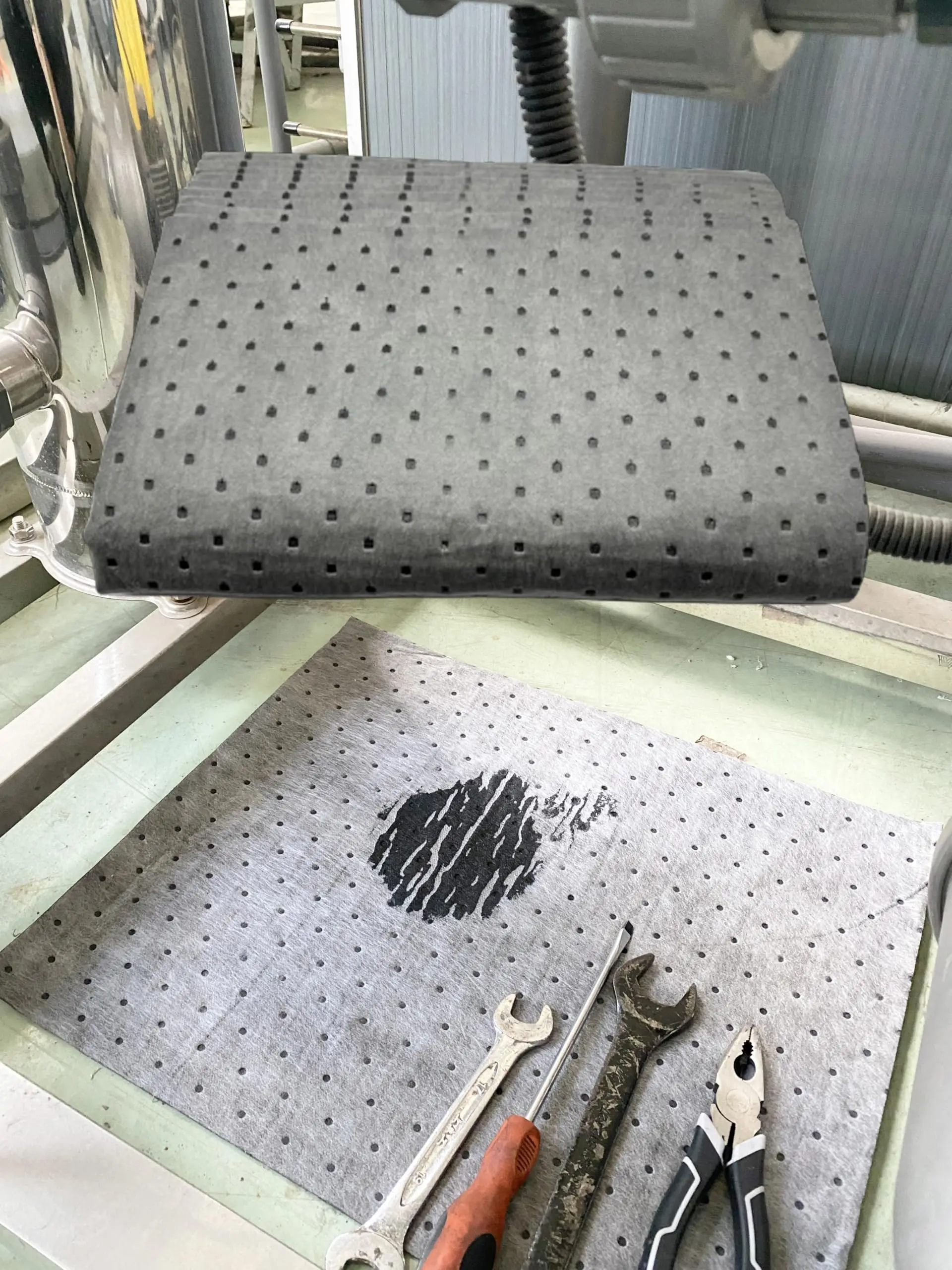 سجادات كيميائية ماصة للزيت لحماية الأرضيات الصناعية الجديدة في المستودعات والخدمات اللوجستية