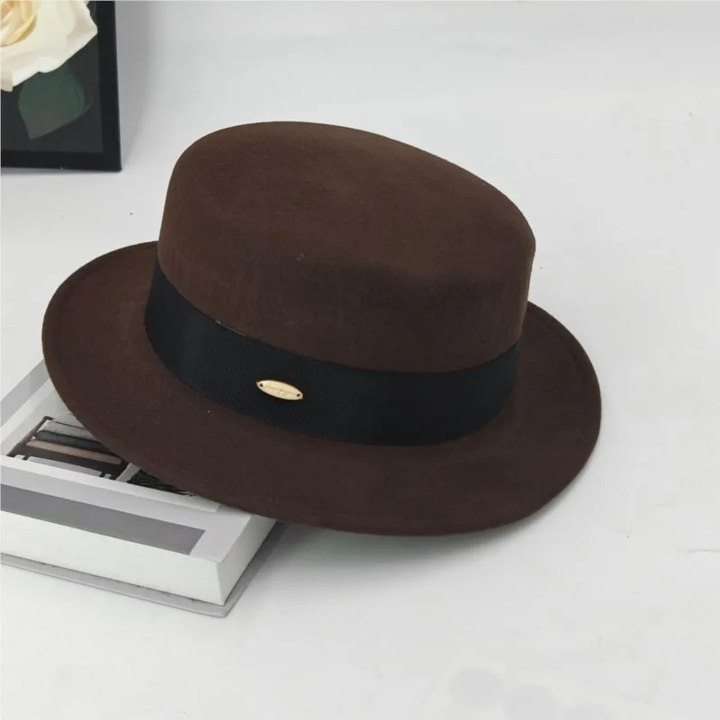 

The new flat-topped woolen top hat is a versatile and fashionable choice for women in autumn winter wide-brimmed simple elegant