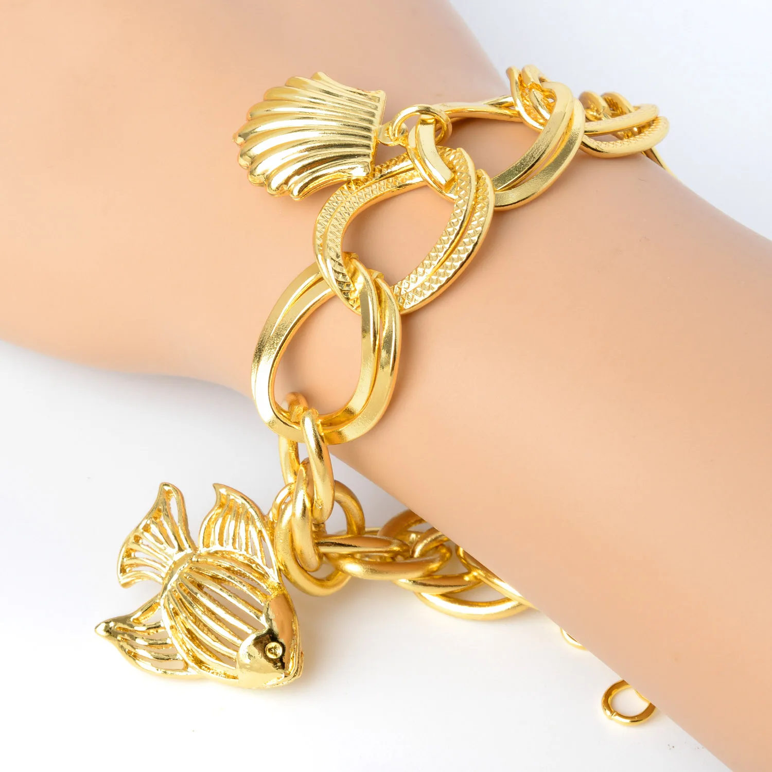 Shell Fish Shape Charm Bracelet For Women Exquisite Gold Plated Hand Link Chain Bracelet 2023 Fashion Hip Hop Punk Jewelry Gifts