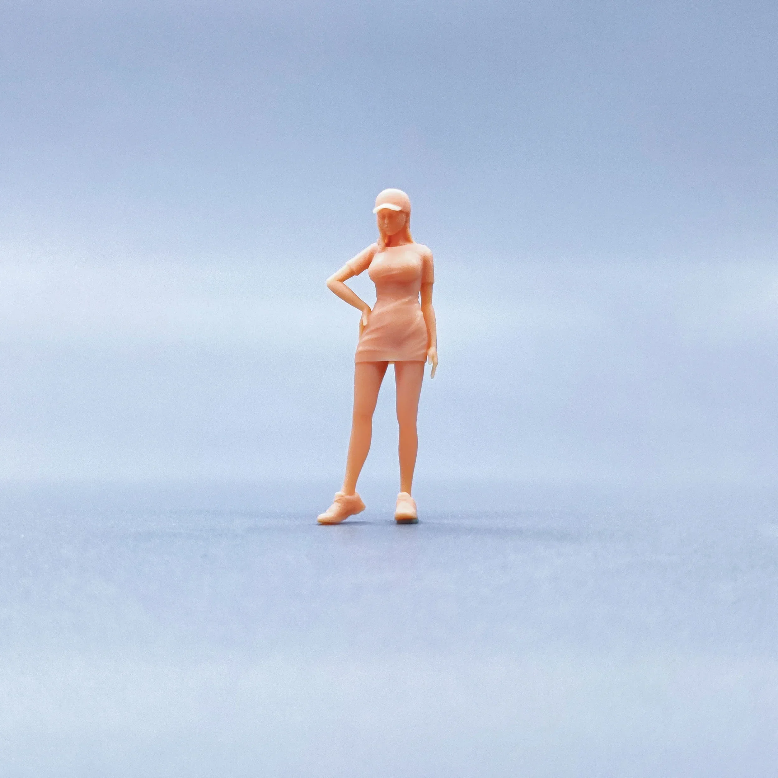 1/64 Figurine Modello in scala Resina Supporto per la vita con una mano Berretto a becco d'anatra Ragazza Miniature non colorate Diorama Dipinto a mano W323
