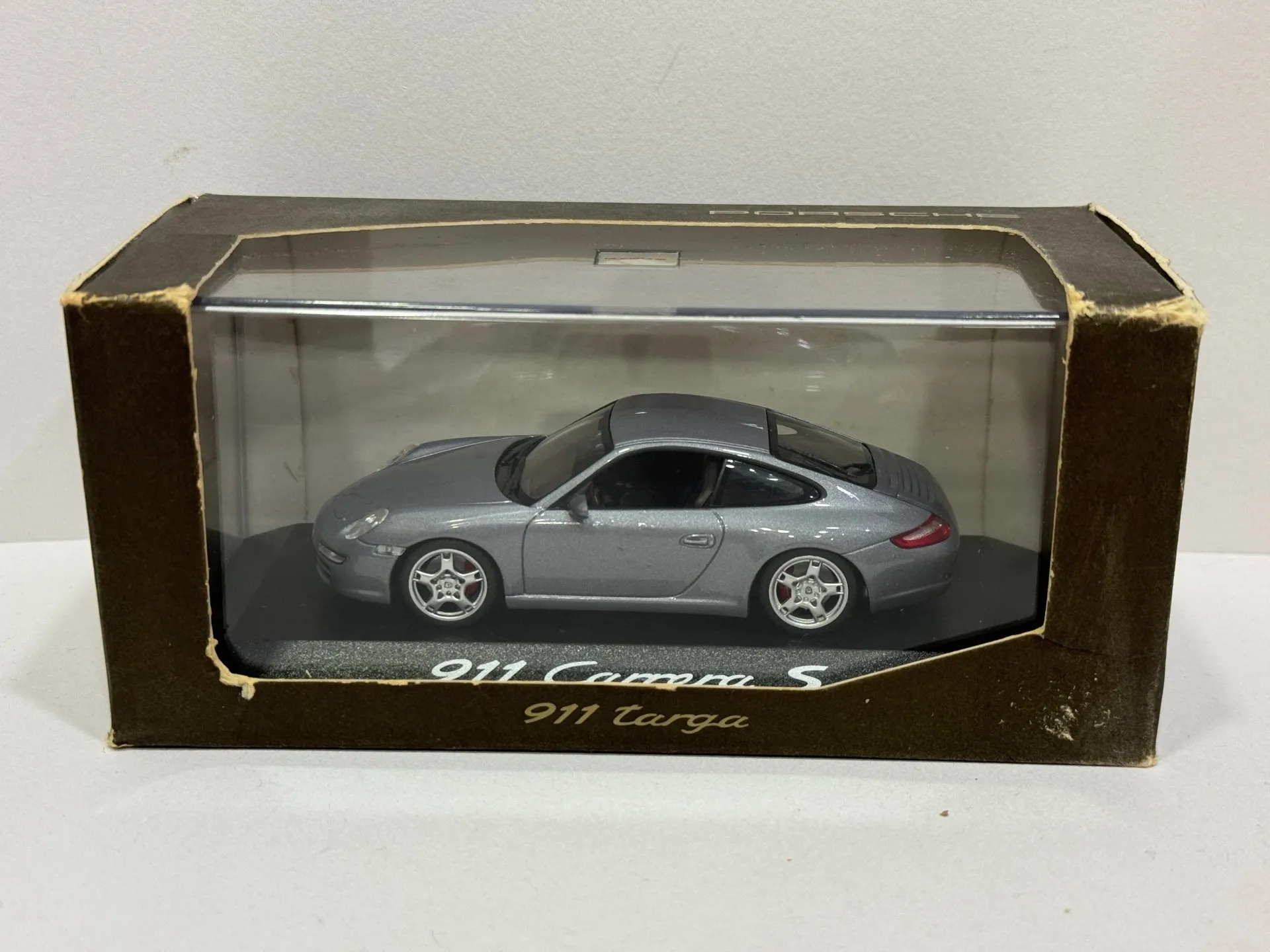 รถโมเดลไดแคสต์ Diecast Minichamps ขนาด 1/43 รุ่น Porsche 911 Carrera S ทำจากโลหะผสม ของสะสม ของเล่น ของที่ระลึก กล่องผิด ของชำร่วย อยู่ในสภาพเสียหาย