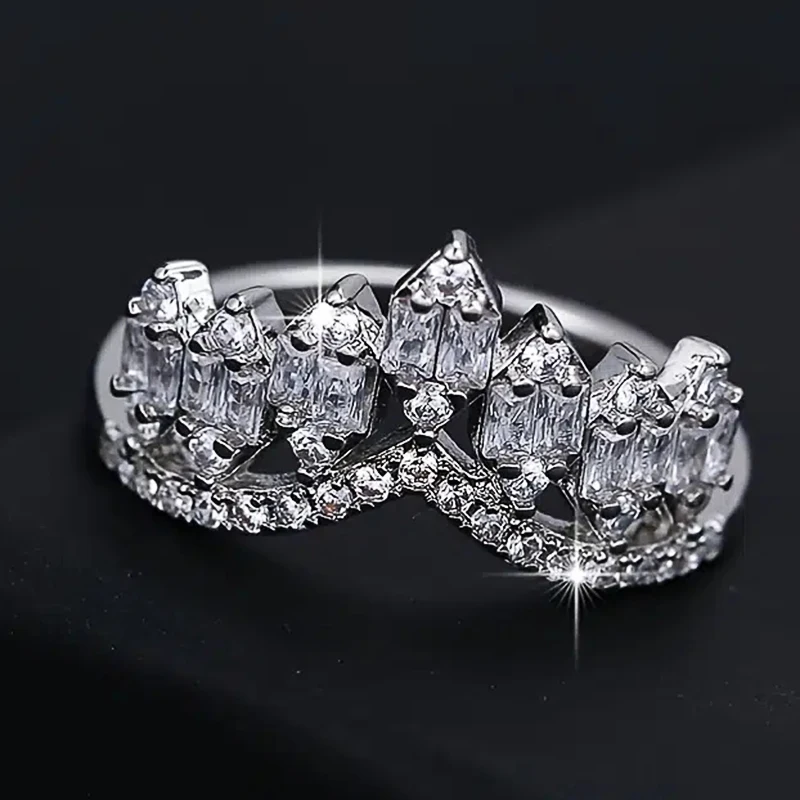 Huitan Chic Crown Shape Women Rings Luxury Silver Color Paved Crystal Cubic Zirconia Wedding Party Fashion Jewelry Fancy Gift