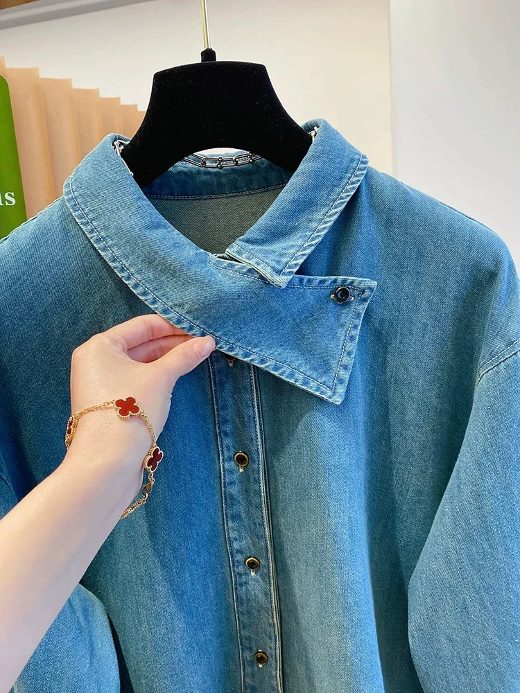 เสื้อเชิ้ตยีนส์สีน้ำเงินสไตล์เกาหลีสำหรับผู้หญิงในฤดูใบไม้ร่วงปี 2025 สไตล์เรโทรลำลองและสบายๆ แบบเลเยอร์ แขนยาว เสื้อผู้หญิง