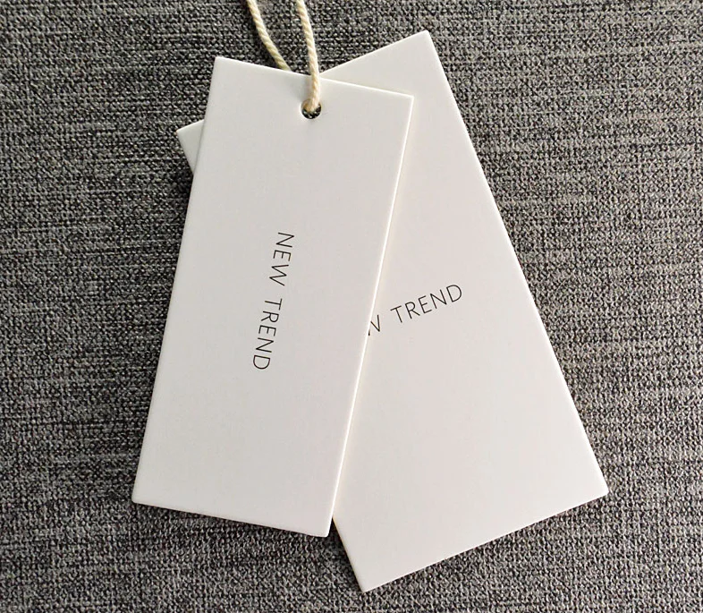 200 stuks goedkoop op maat ontwerp afdrukken merknaam logo papier kledingstuk hangtag etiketten kleding hang tags kleding tag met string