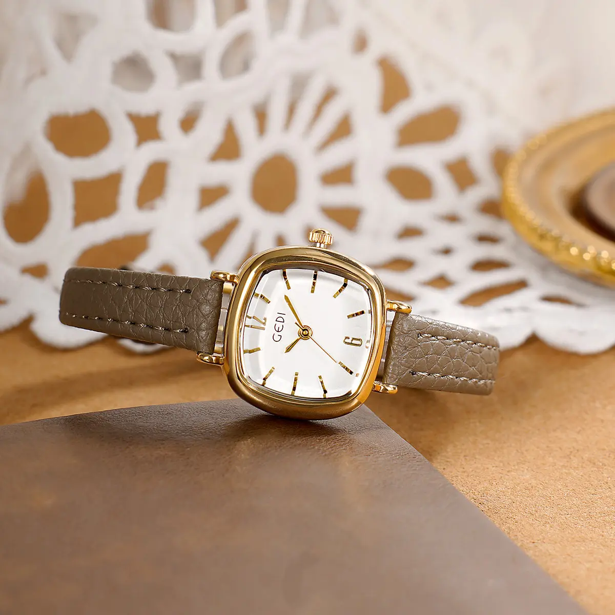 

Новые женские часы с квадратным циферблатом, кожаным ремешком, роскошные и минималистичные, маленькие и изысканные, модные кварцевые часы для женщин.