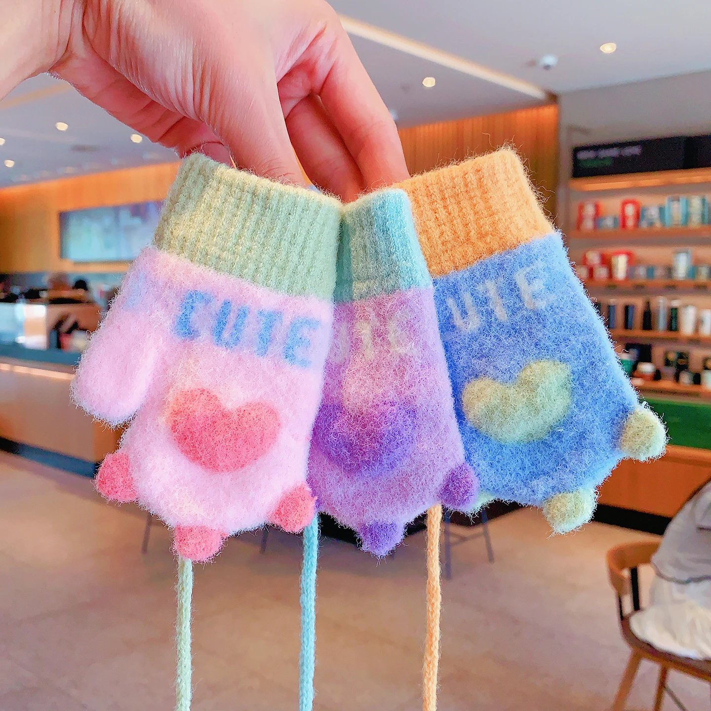 Baby-Winterhandschuhe, weicher Plüsch, Farbblock-Design, Kleinkindhandschuhe, Anti-Verlust-Kordel, 3D-Herz-Dekor, elastische Rippenbündchen, winddicht, warm, 2026 – Detail 4