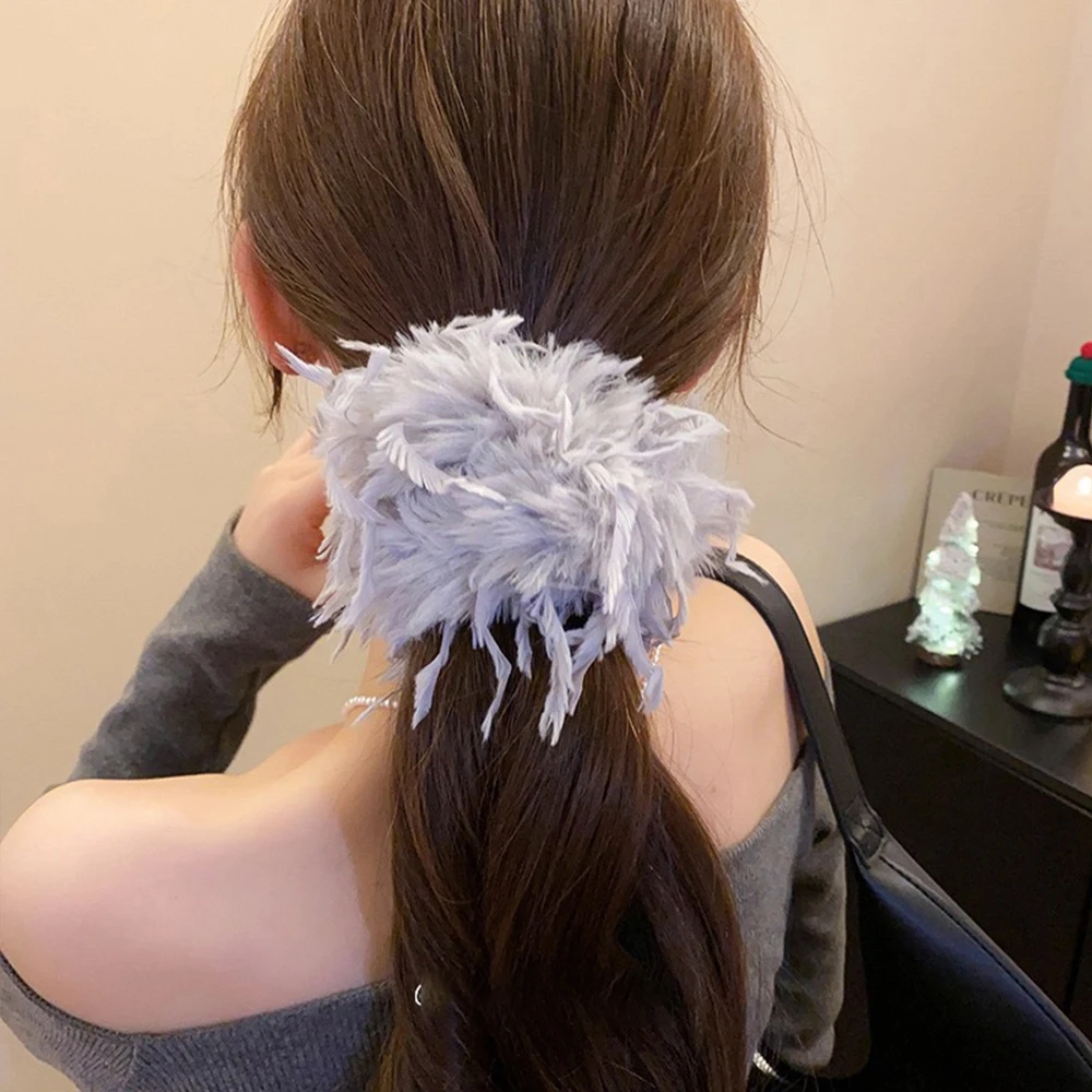 1 Stück elegante Haarband mit Federn und Pompons für Herbst/Winter, hochwertiges, vielseitiges Haaraccessoire für Pferdeschwänze und Dutt, geeignet für Partys – Detail 4