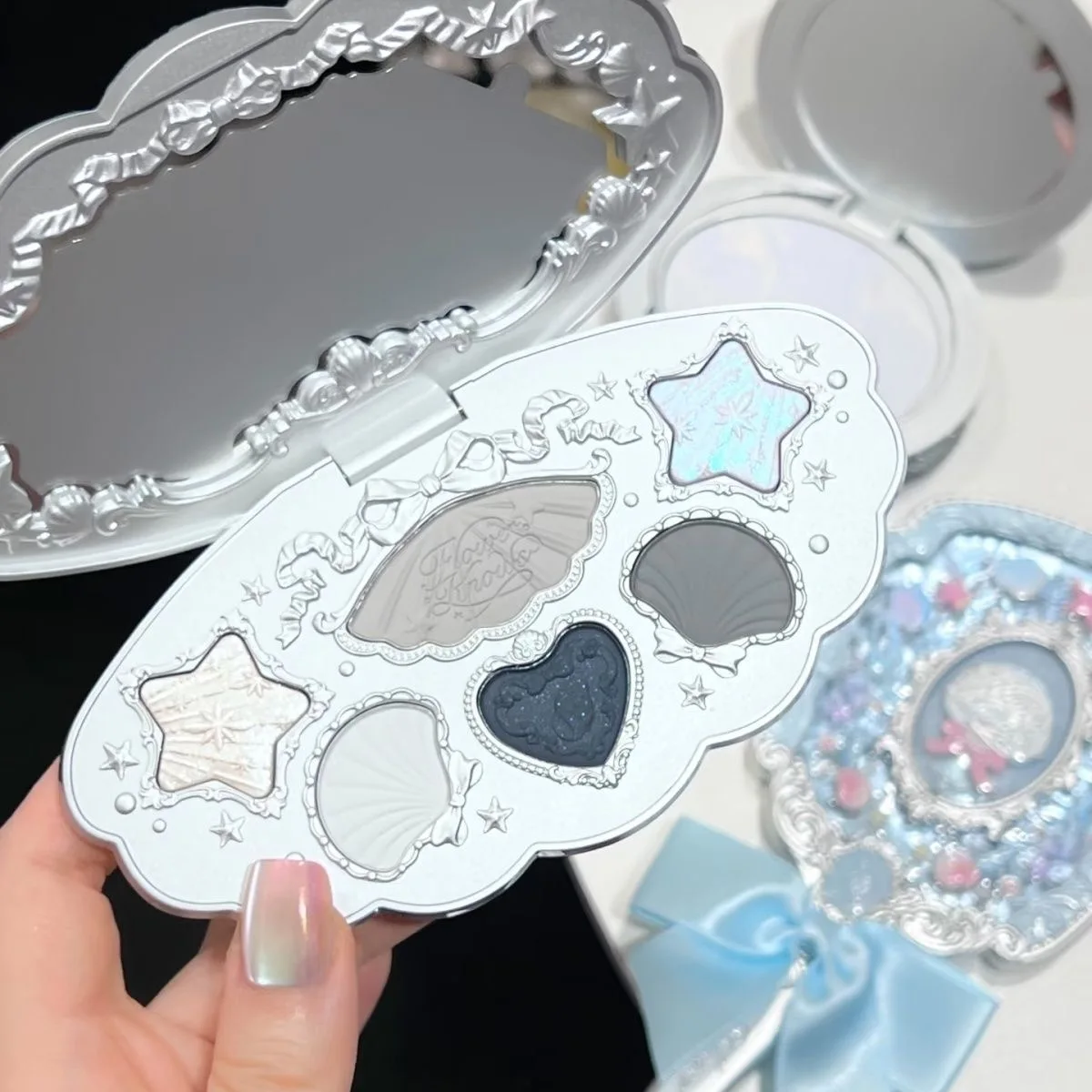 Set trucco Flowerkaren All In Flower Knows Ombretto Little Angel Evidenziatore in polvere Fard Kit lucidalabbra rococò alla fragola