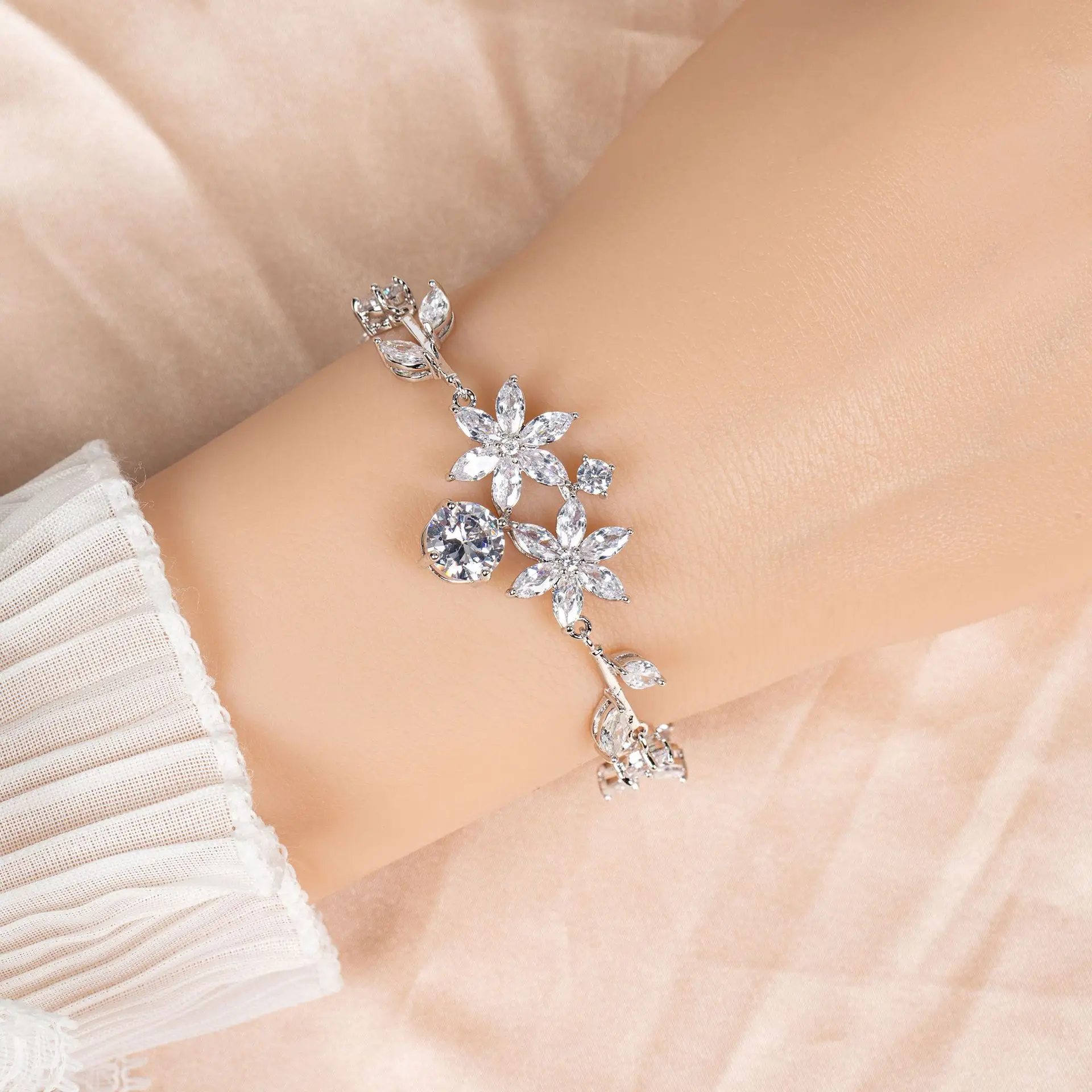 

Cute Premium Flower Pendant Teardrop Bracelet Niche Daily Women's Costume Jewellery Set Party Banquet Wedding Gift Z-50