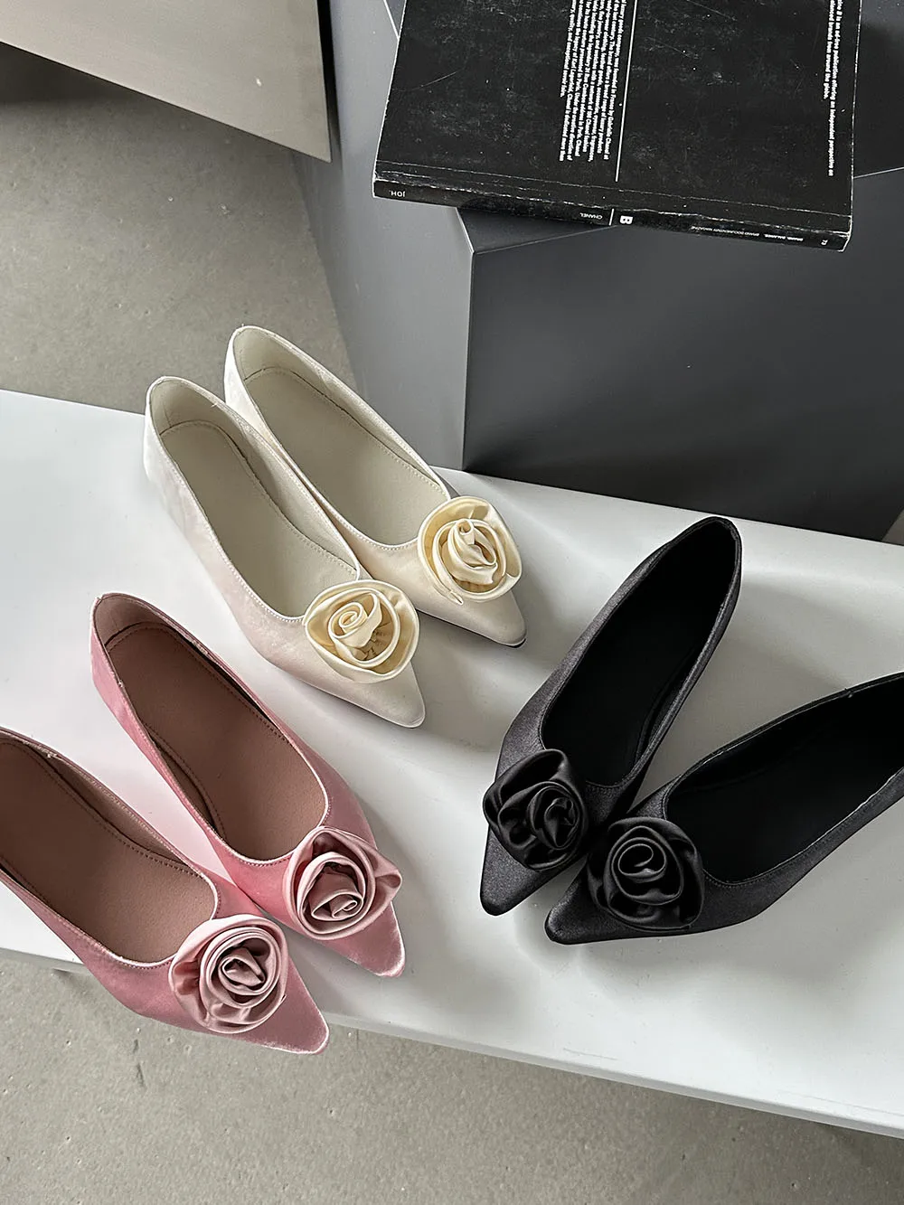 

Flock Women Loafers Pointed Toe Flower Design Black White Pink Fashion Low Heeled Dress Shoes Casual Party Pumps Shoes Woman 39