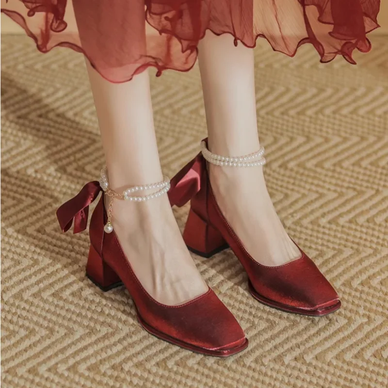 

Женские туфли-лодочки на среднем каблуке, 2025 г., жемчужные туфли с квадратным носком для женщин, распродажа, молодежная акция, весенняя модная свадебная обувь для невесты