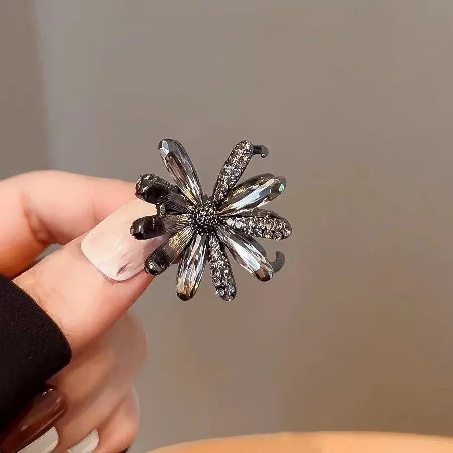 Exquisite Rhinestone Daisy Small Hair Clip Cute Women's Side Clip Flower Top Clip Hair Slides Korean Style Hair Accessories