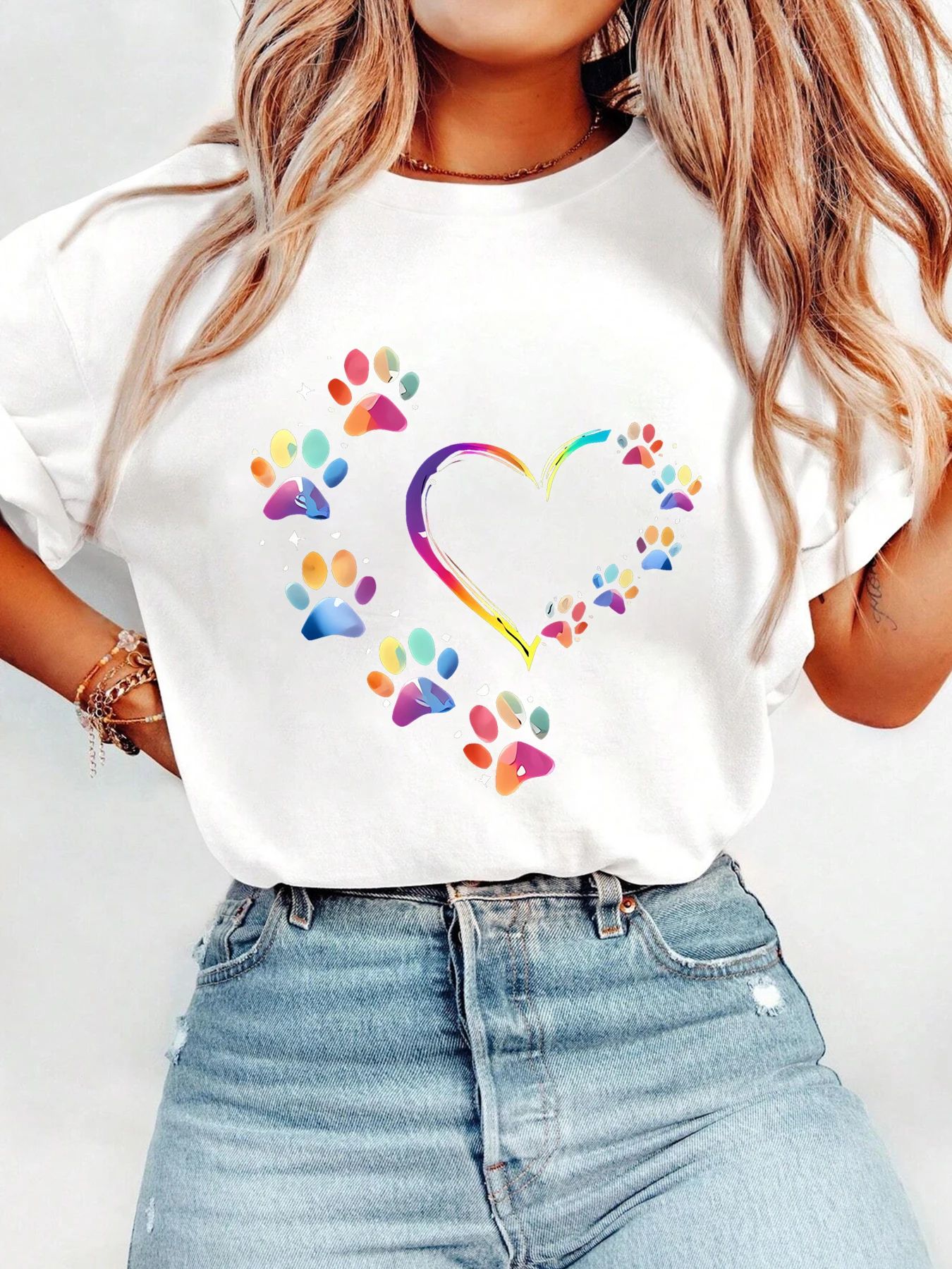 Gradually changing color cat and dog paws surrounding heart-shaped pattern printed round-neck short-sleeved T-shirt for women