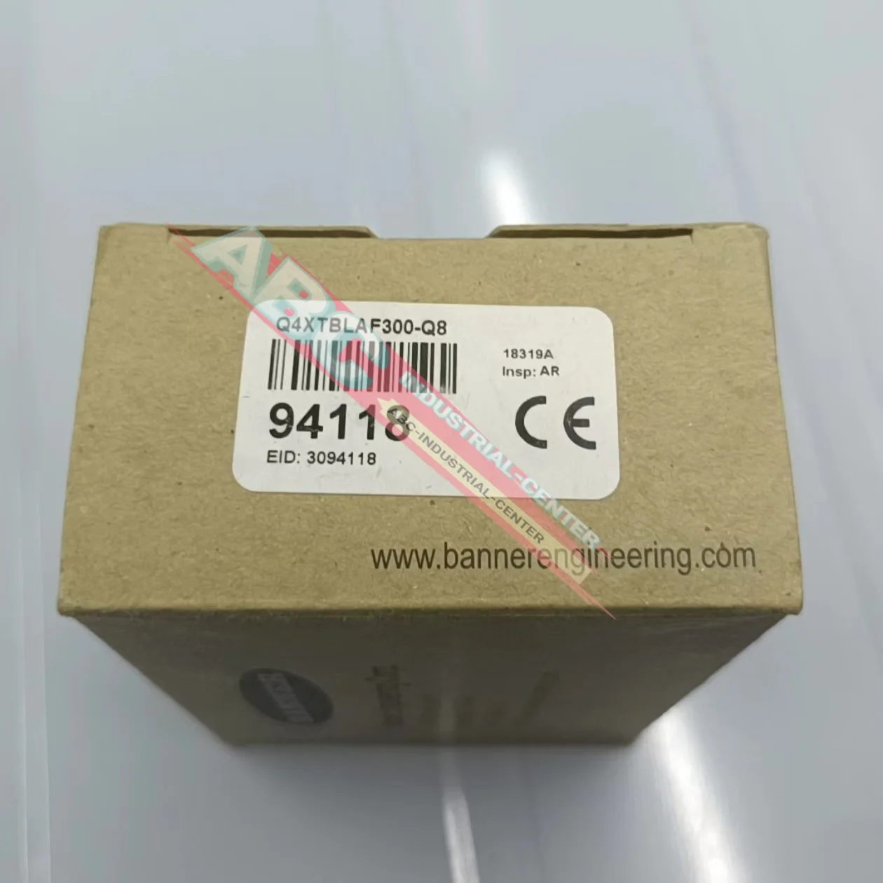 PVD100Q Q4XTBLAF300-Q8 100% 새로운 Q4XTULAF300-Q8 광전 스위치 센서