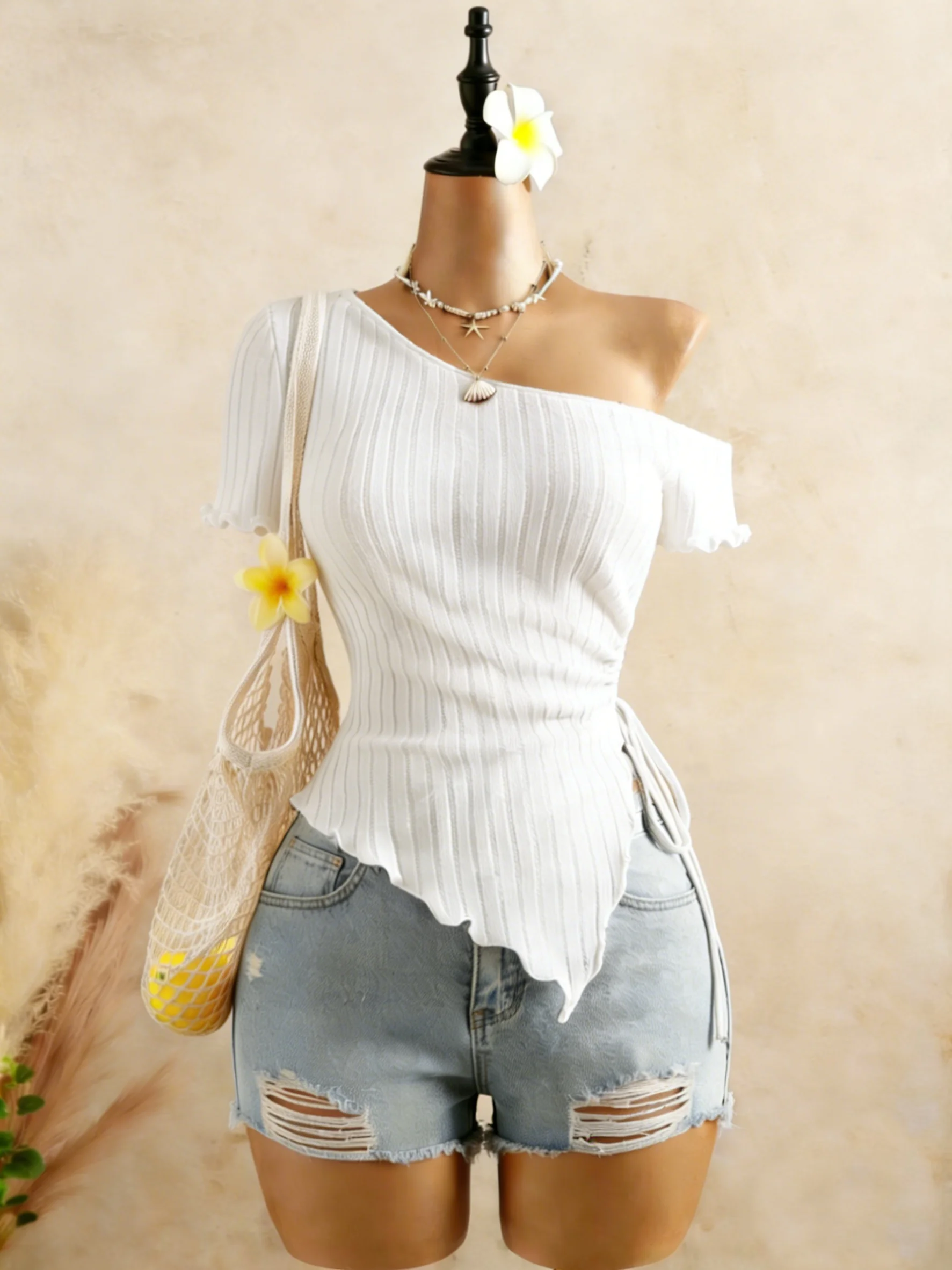 Damen One-Shoulder-Kurzarm-Top aus geripptem Strick mit seitlichem Kordelzug, gerafftem asymmetrischem Wellensaum, schmaler Passform, einfarbig schwarz, Sommer Y2K T-Shirt – Detail 3