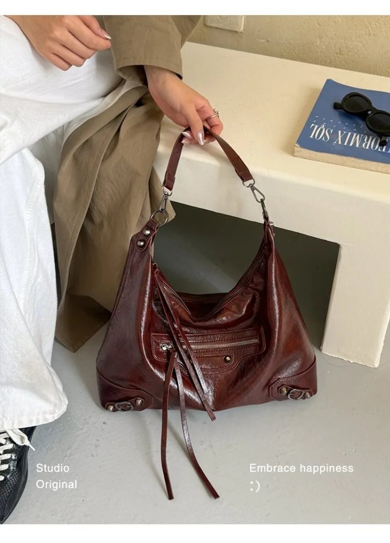 CEEKAY Damen Hobo-Tasche, Schwarz, Glänzendes PU-Leder, Große Schulterhandtasche mit Reißverschluss-Detail, für den täglichen Arbeitsweg, Casual, Minimalistisch – Detail 10