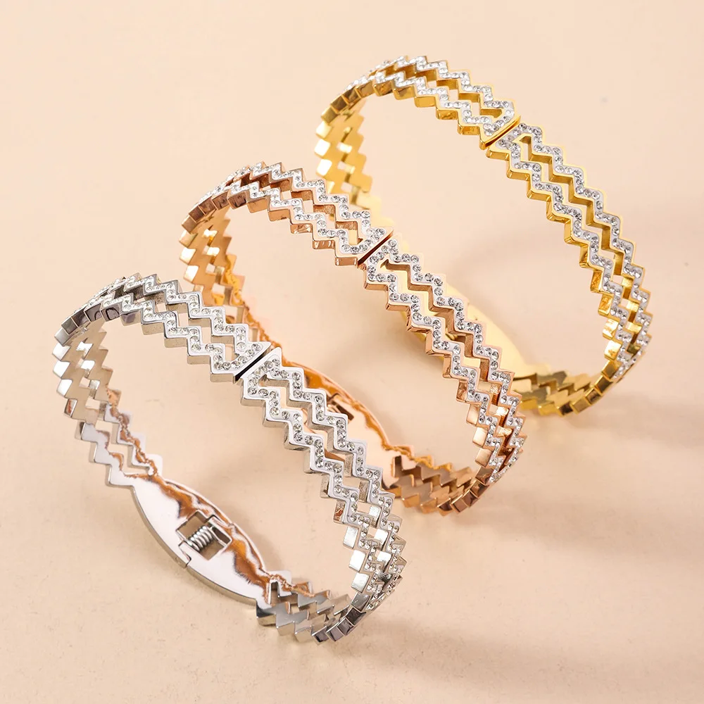 Non Fading Serrated Pattern Inlaid With Artificial Zircon Stainless Steel Bracelet,  Women's Exquisite Hand Accessories