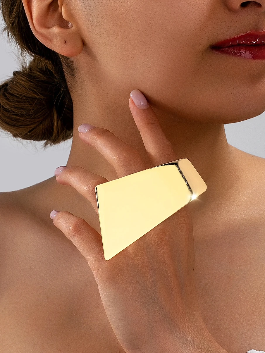 A Fashionable Women's Single Ring, a Simple Large Ring with a Smooth Metal Finish, Suitable for Daily Wear, Vacations, and Gift-Giving