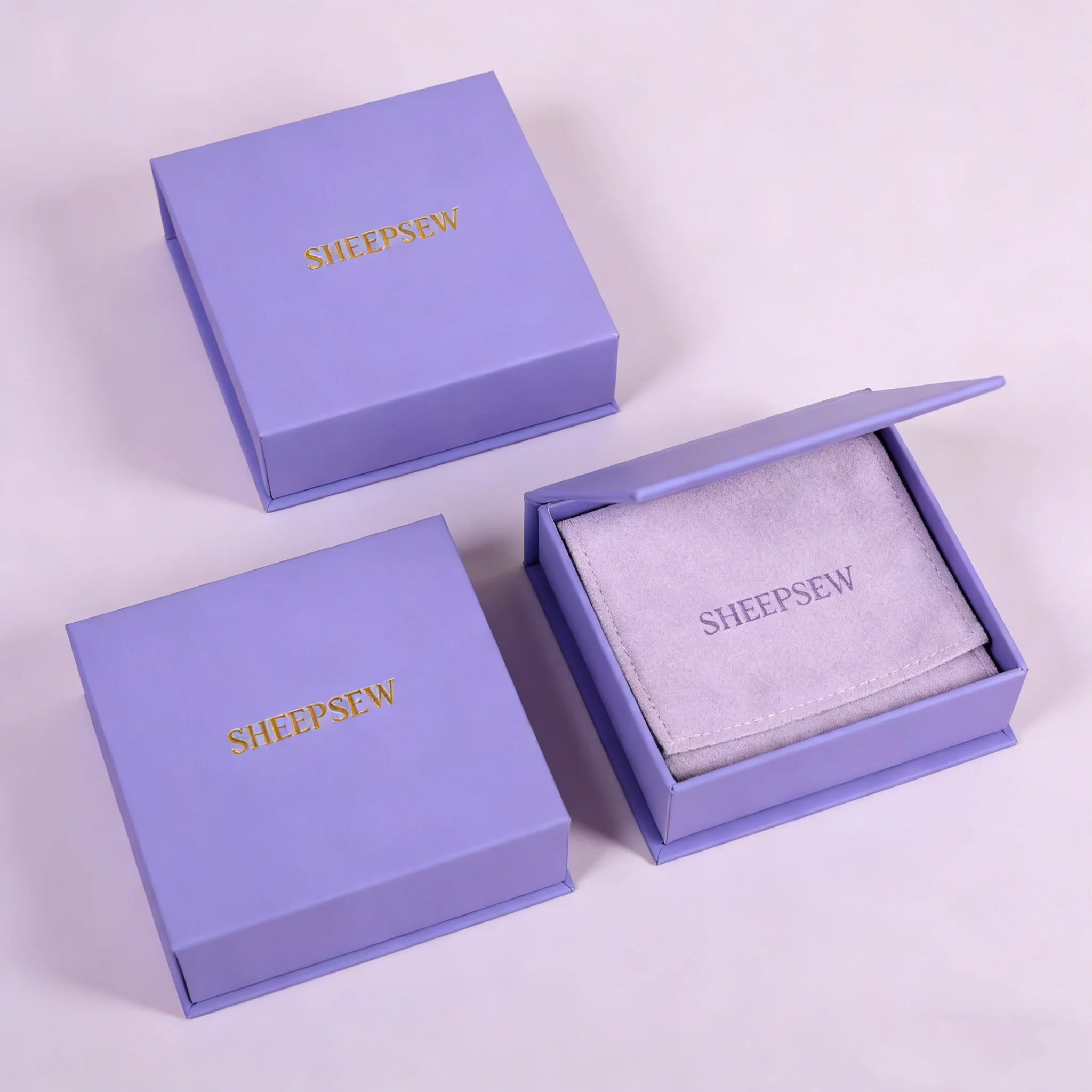 

Фиолетовый мешочек из микрофибры с кнопкой-застежкой для украшений, коробка с золотым тисненым логотипом, магнитная застежка, вставка из пеноматериала, роскошная подарочная упаковка для ювелирных изделий оптом