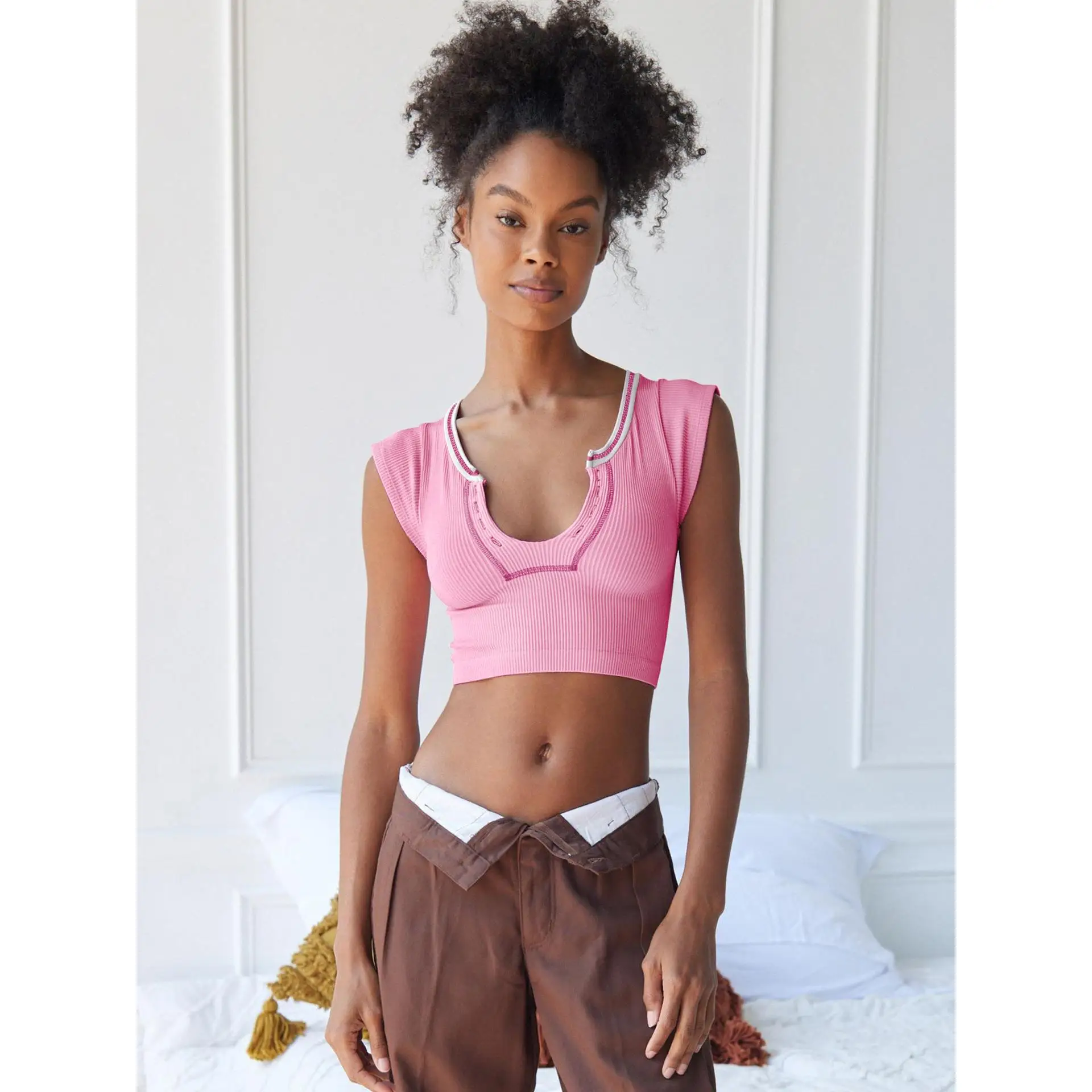 تي شيرت نسائي قصير بدون أكمام بتصميم عصري، يكشف منطقة البطن، بأكمام قصيرة، قميص أساسي للارتداء اليومي، مصنوع من ألياف البوليس... #1