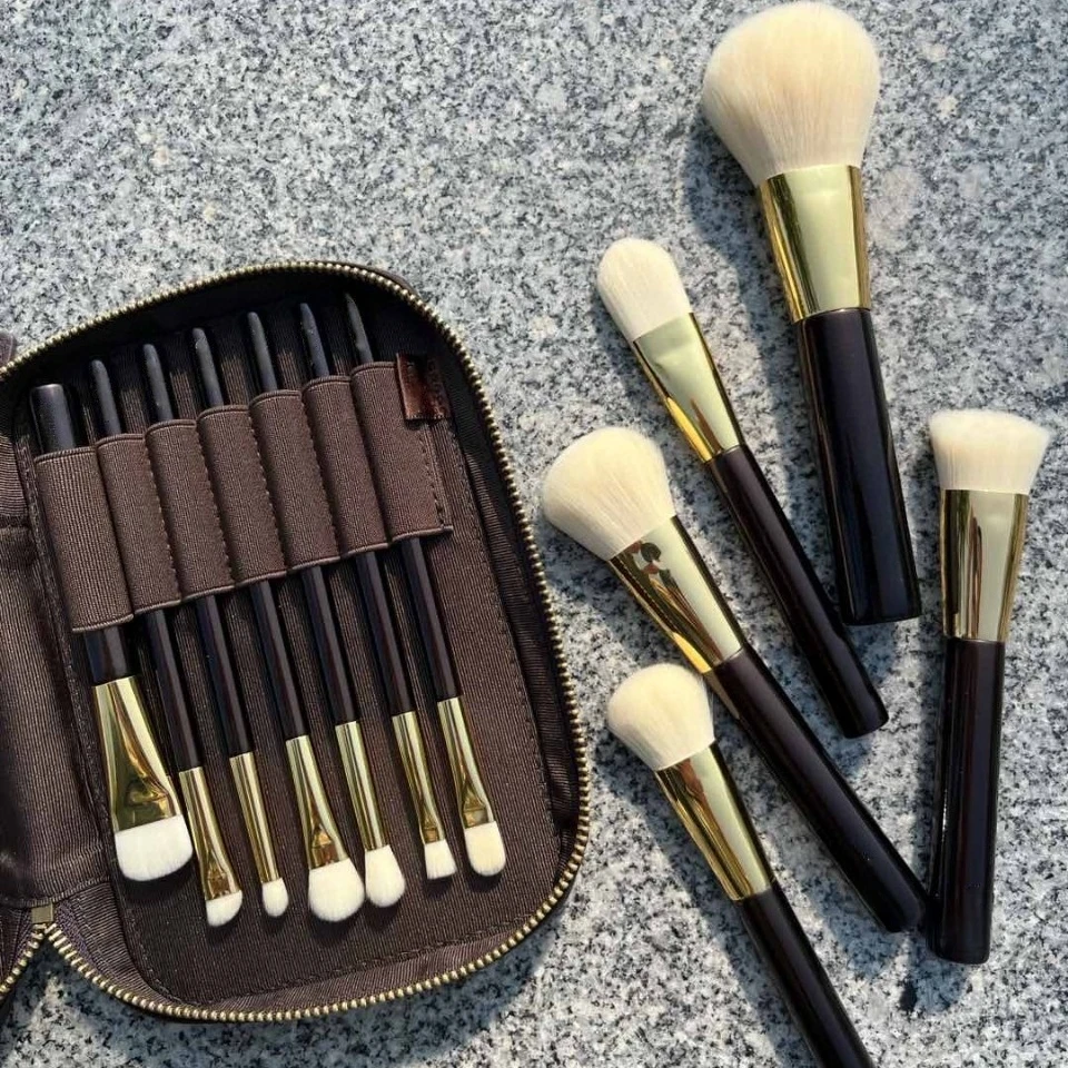 人間工学に基づいたファンデーション、チーク、コントゥアリング用高級メイクブラシセット、低刺激性合成毛、レザー製トラベルケース