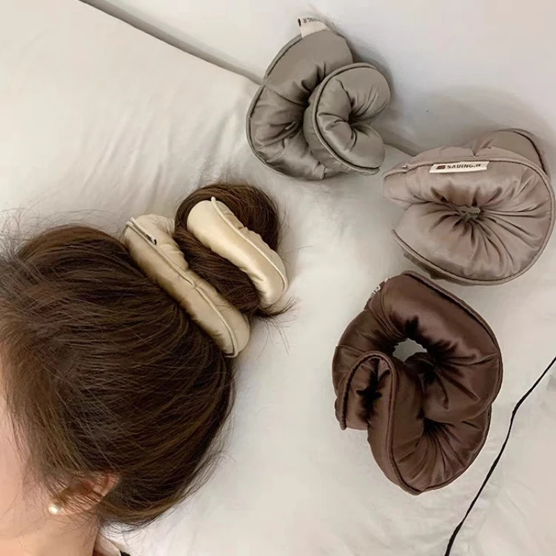1 élastique à cheveux en satin super doux de couleur aléatoire | Grande boucle à cheveux 3D épaissie, facile et polyvalente, adaptée aux chignons et aux queues de cheval basses