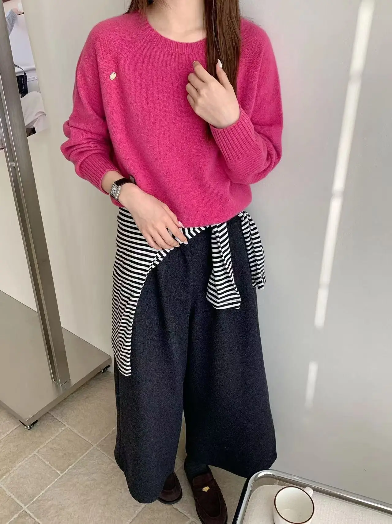 سترة صوفية على الطراز الكوري برقبة دائرية بلون سادة وقاعدة من الصوف المحبوك #4