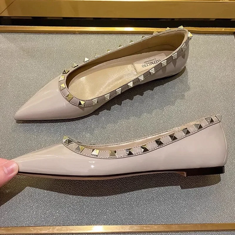 女性用の先のとがったつま先のパンプス,パテントレザーの薄い靴,仕事,結婚式,オフィス,フラットファッション用