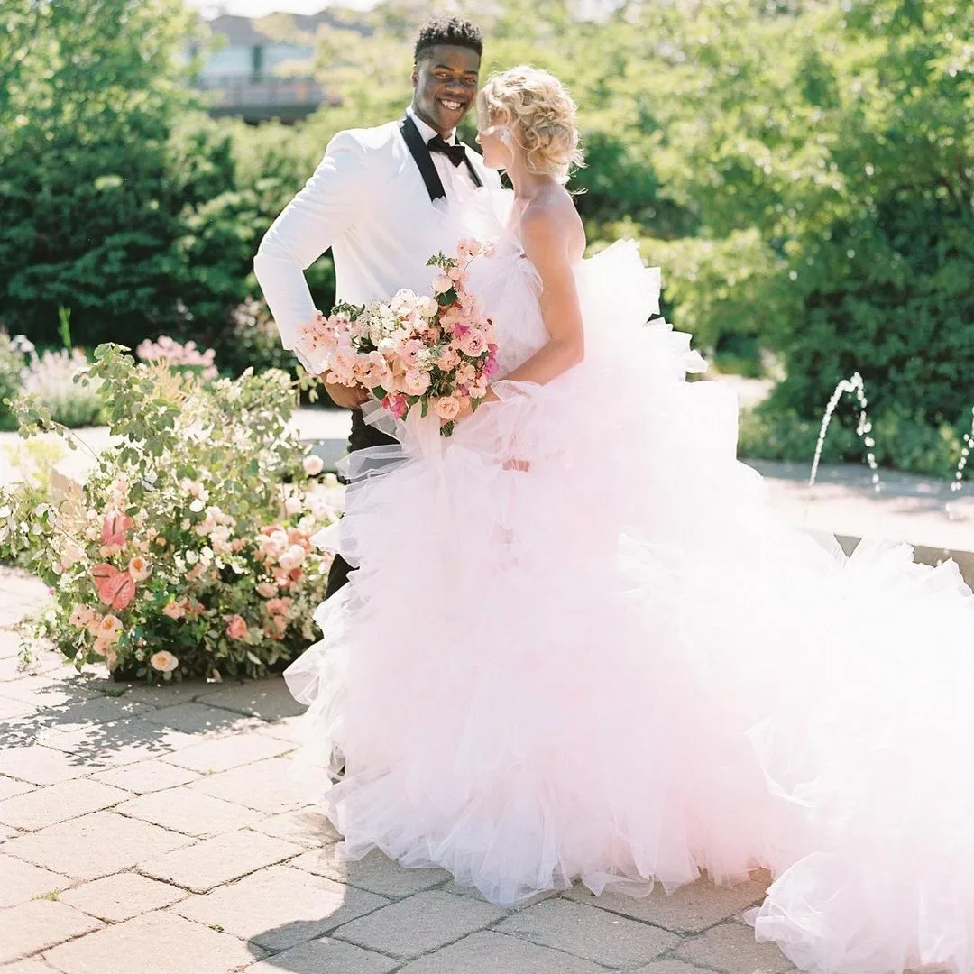 Light Pink Princess Garden Tulle Wedding Gowns Strapless Puffy Ruffles Tiered Ball Gowns Romantic Bridal Dresses