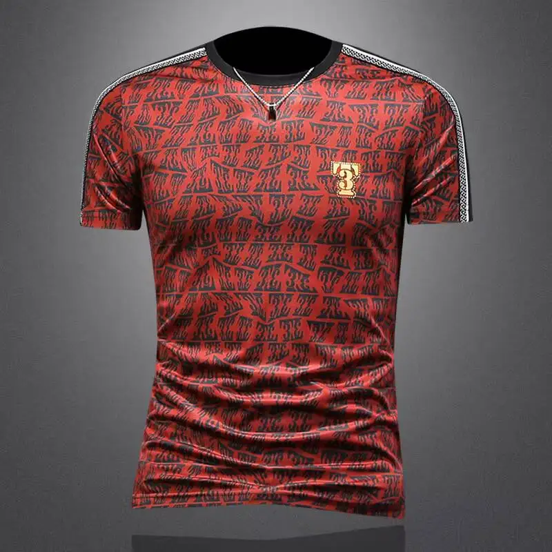 

Мужская футболка из мерсеризованного хлопка с геометрическим контрастным принтом, короткий рукав, круглый вырез горловины, весенняя коллекция