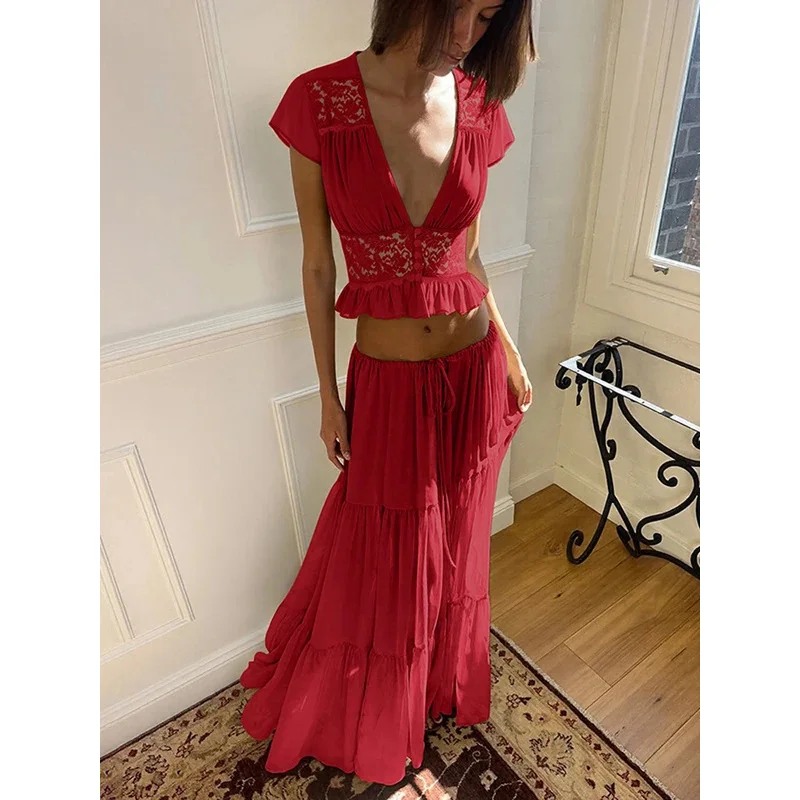 

Элегантный комплект Lady Chic: укороченный топ с низкой талией и кружевными вставками, длинная юбка с глубоким V-образным вырезом. Летний повседневный пляжный костюм для женщин.