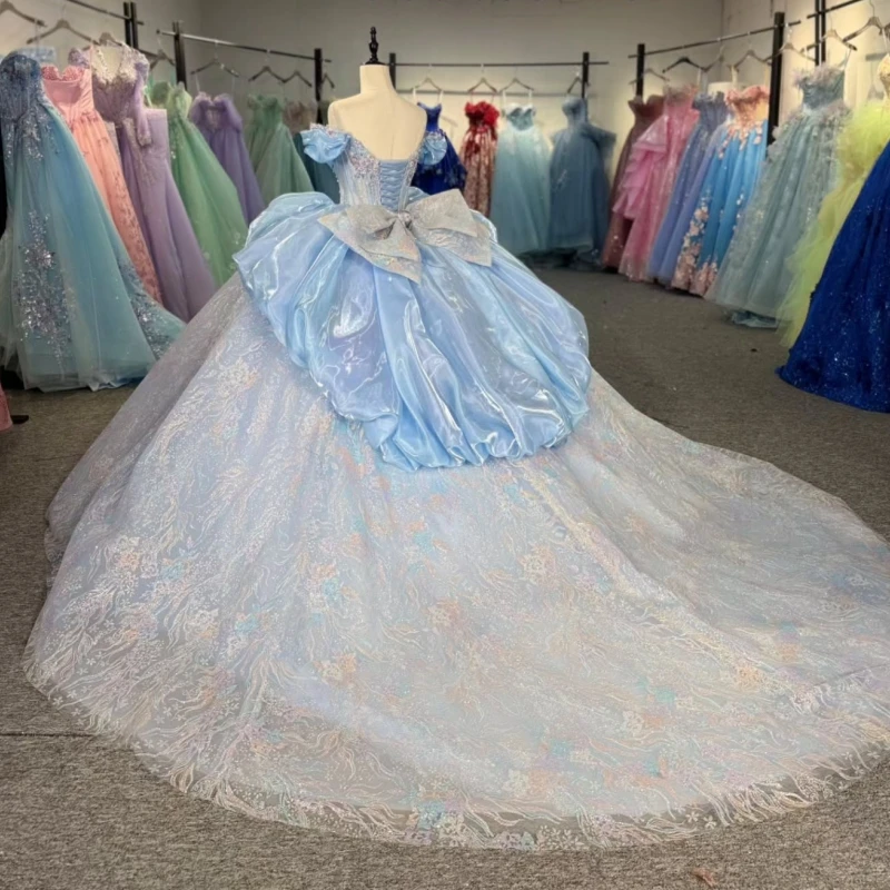 فساتين Quinceanera لامعة باللون الأزرق السماوي قبالة الكتف مزين بالترتر والدانتيل مطرز بفيونكة كريستال تول فستان حفلة عيد ميلاد حلو 16