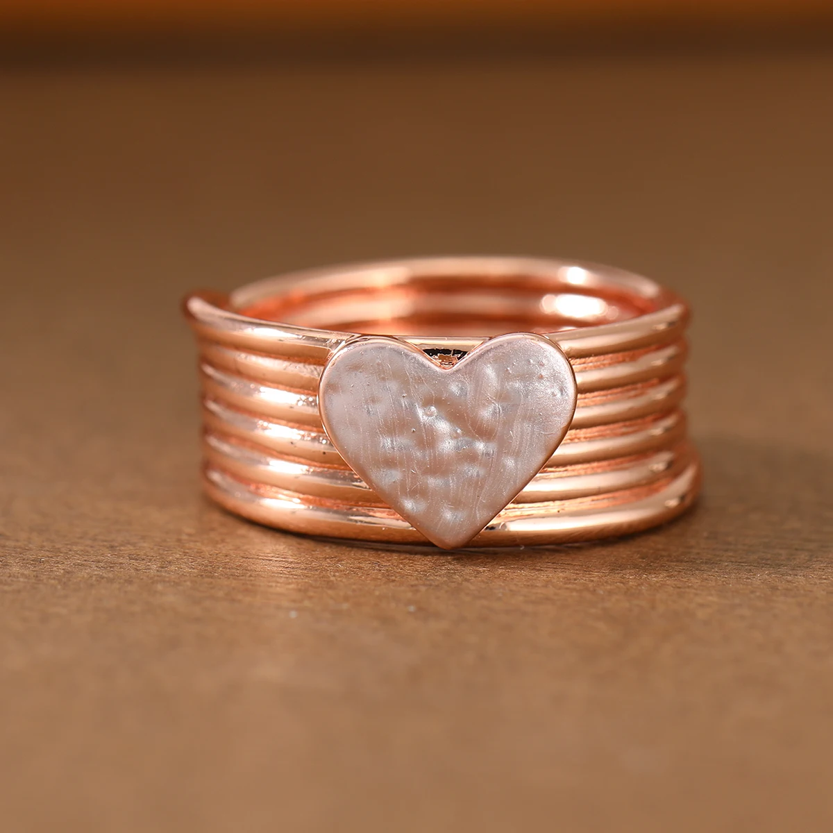 Kreativer Ring mit Reliefmuster in Herzform aus zweifarbigem Kupfer für Damen, geeignet für Dates und Partys. – Detail 1