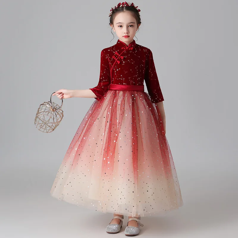 فستان سهرة للفتيات المضيف باللون العنابي الأميرة زهرة فتاة منتفخة من التول يظهر أداء البيانو