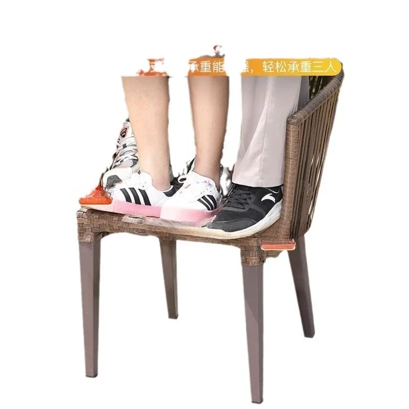 Kombination aus Rattan-Tisch und Stuhl für den Außenbereich