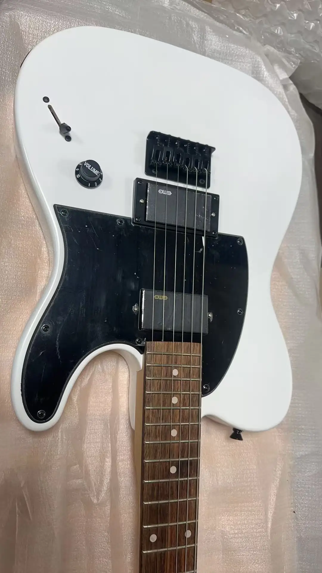 

Горячая новинка 2026: Гитара с плоской белой накладкой, фирменными фиксирующими ручками, палисандровой накладкой на грифе, высокое качество, от производителя