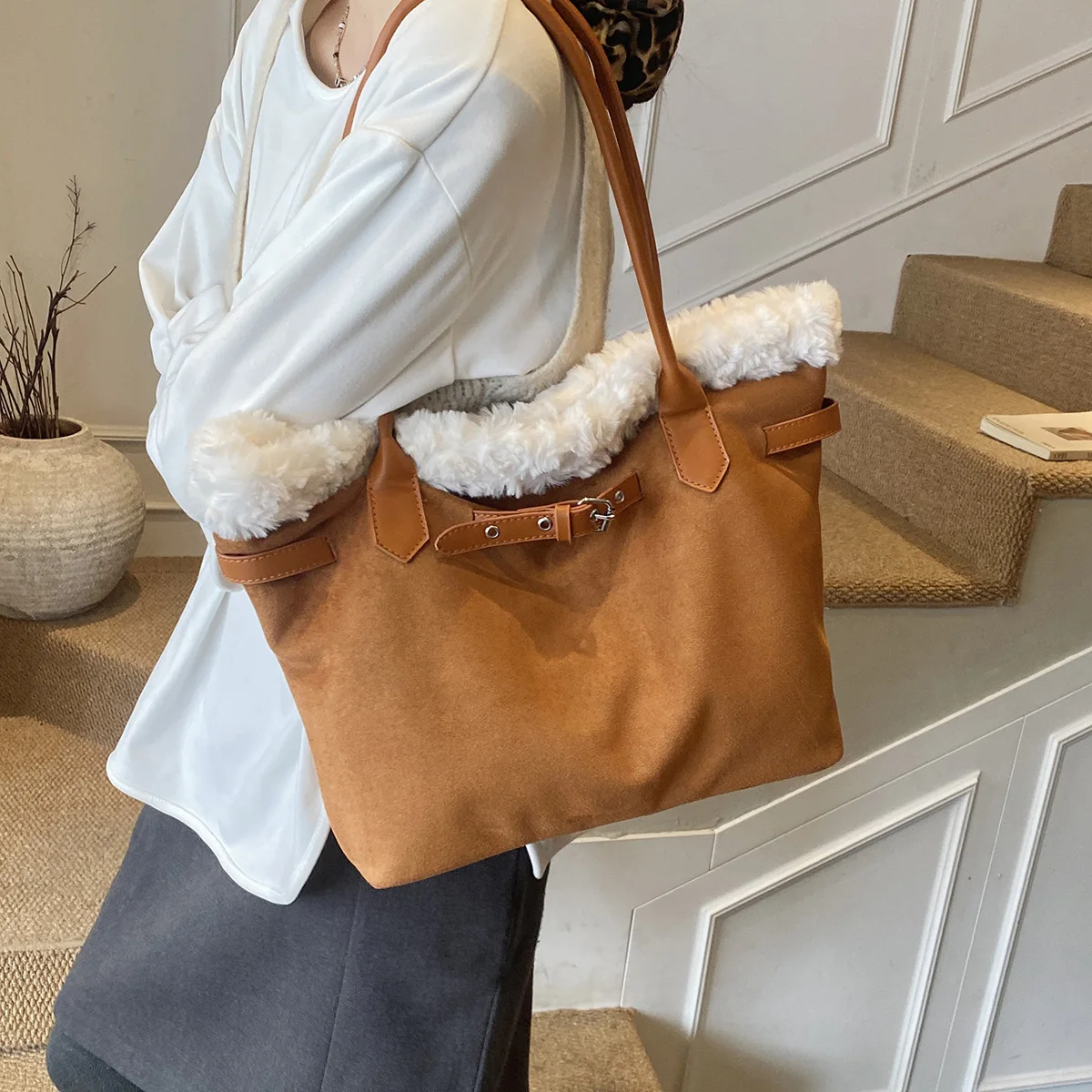 

Fashionable Shoulder Bag, Crossbody Bag, Lamb Wool Plush Trendy Casual Bag, Simple and Stylish Small Bag, Autumn Temperament Tote Bag for Commuting and Shopping