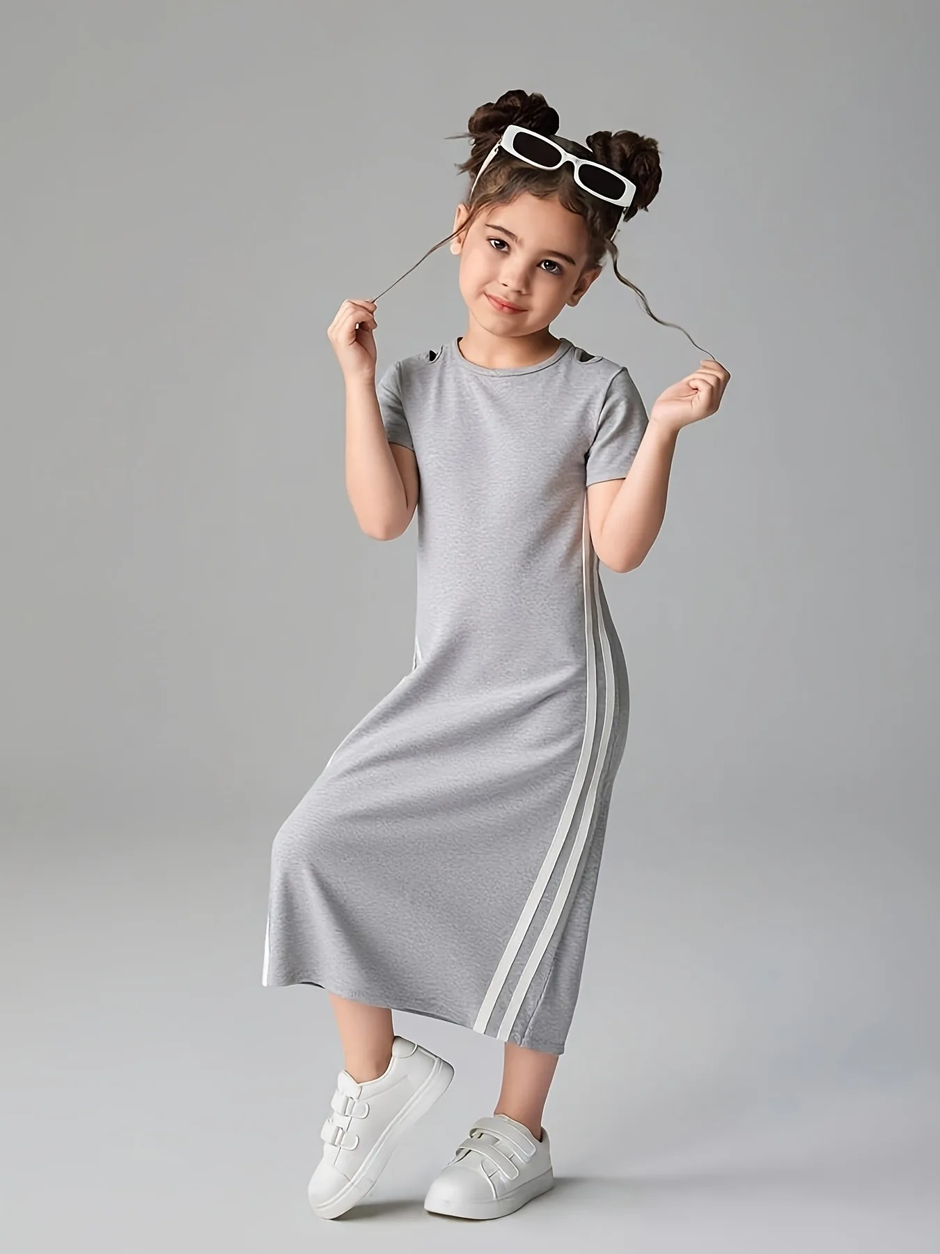 Graues Freizeit-Midikleid für Mädchen, kurzärmliges Kleid mit Rundhalsausschnitt, seitlichen Streifen und Schulterausschnitten für den Alltag