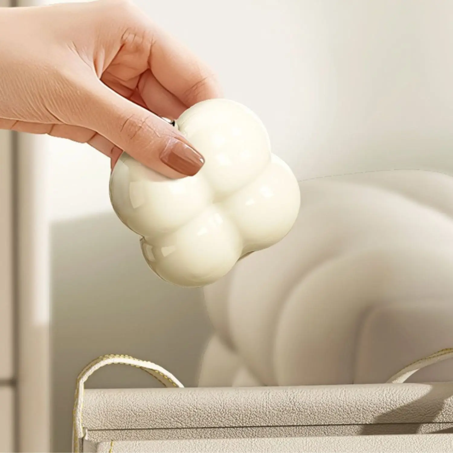 7-Day Portable Flower-Shaped Pill Organizer Compact Medication Divider Box with Individual Compartments for Daily Use