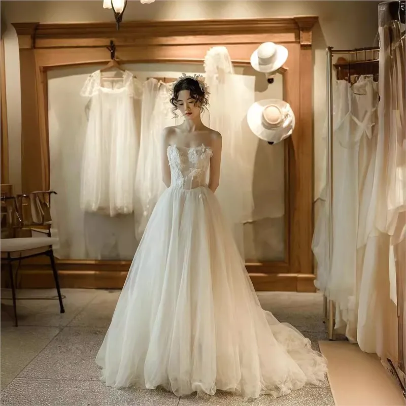 ชุดราตรีผ้าลูกไม้สีเบจอ่อนสำหรับงานเลี้ยงหรืองานแสดง