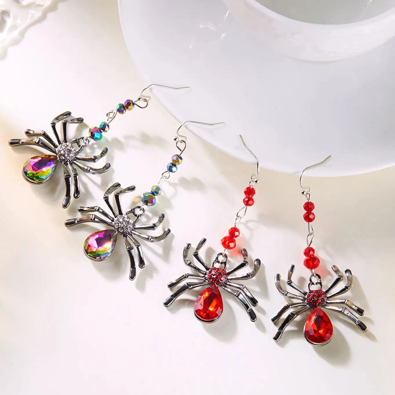 Bunte Strass-Spinne-Ohrringe für Damen, leichter Luxus, glänzende Kristall-Spinnen-Ohrringe, Halloween-Party, Schmuck, Geschenke – Detail 1