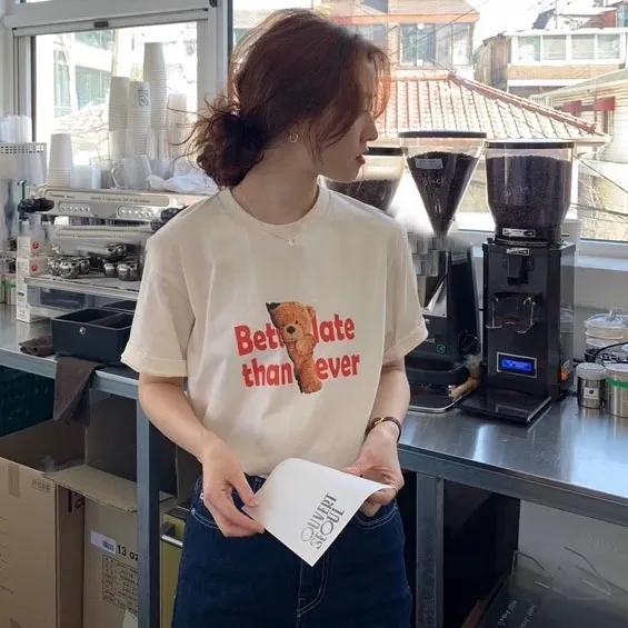 2025년 여름 한국 스타일 루즈핏 티셔츠 귀여운 곰 레터 프린트 다용도 에이지리스 캐주얼 출퇴근 스타일 여성 상의