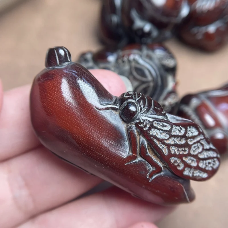 

Yak Horn Exquisitely Carved Golden Cicada Pendant Horn Handheld Antique Ornament Pendant Necklace Decoration