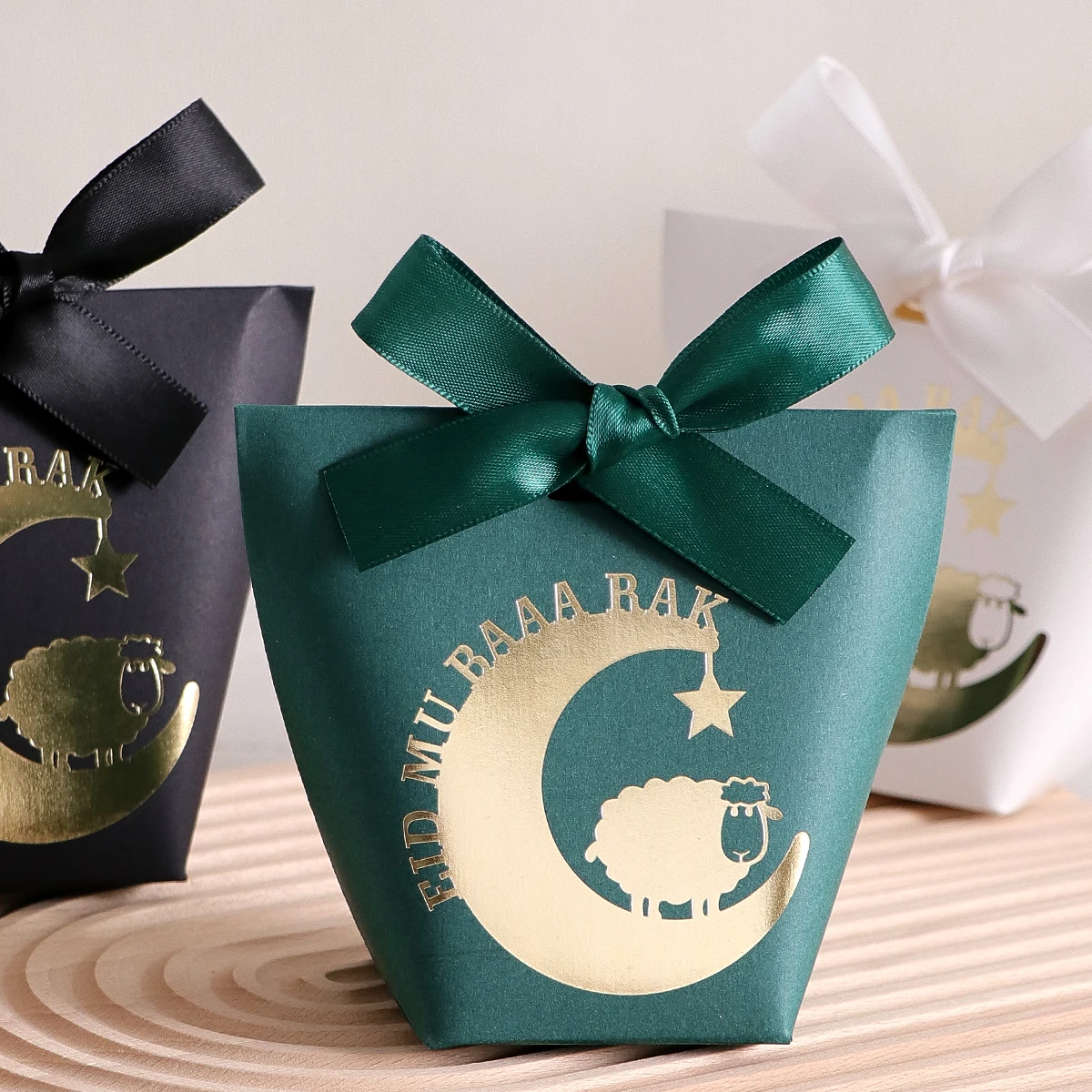 10 Elegante schwarze, weiße und grüne Eid Al-Adha Geschenkboxen, verziert mit kreativen goldenen Halbmond-Laternen und Lamm-Motiven, perfekt zum Aufbewahren von Süßigkeiten, Pralinen und kleinen
