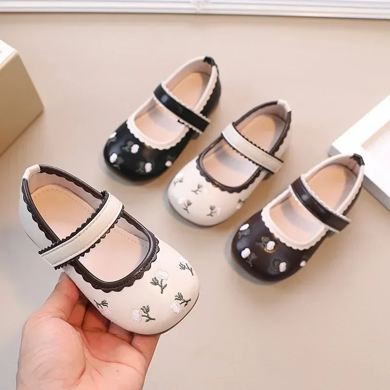 Chaussures en cuir décontractées avec broderie rétro de fleurs pour bébé fille, chaussures de princesse douces pour enfants, appartements de fête souples pour tout-petits, nouveau