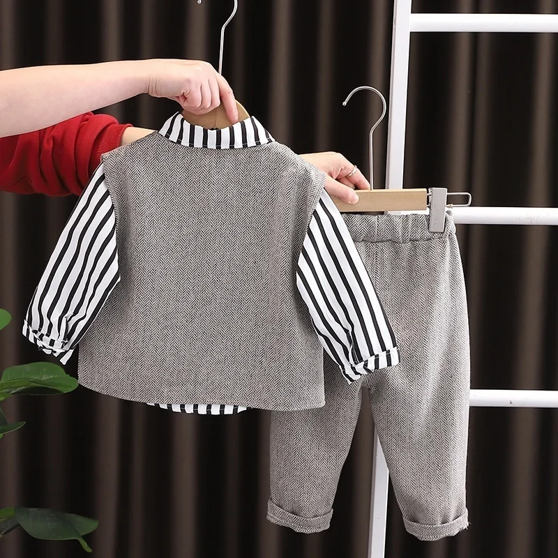 Ragazzi 2025 Top + Pantaloni Set da due pezzi di nuovi prodotti primaverili e autunnali Set di vestiti superiori e inferiori per bambini Completi per bambini